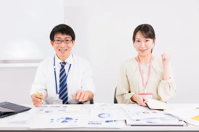 資料を前に打ち合わせをする様子